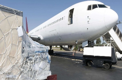 航空运输公司不仅促进了国际贸易和经济发展，还在紧急情况下提供了必要的支持